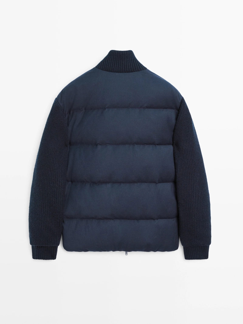 Пуховик с вязаными рукавами и воротником