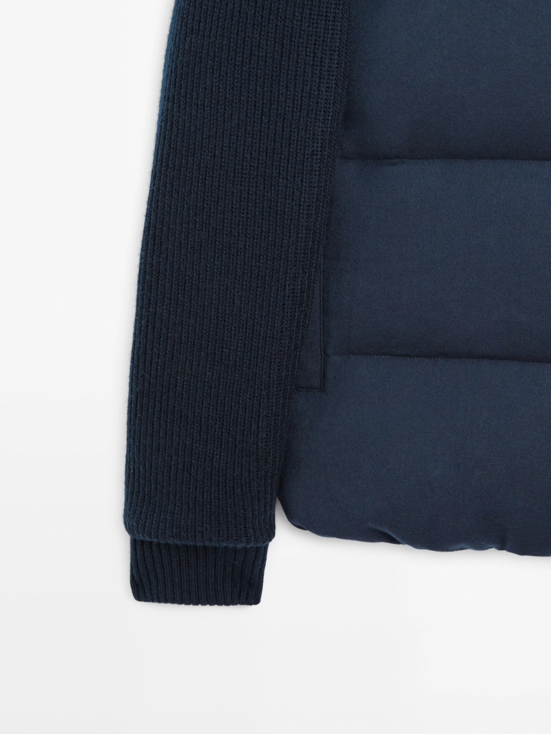 Пуховик с вязаными рукавами и воротником