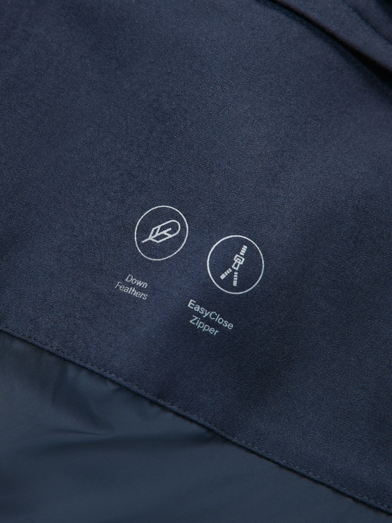 Пуховик с вязаными рукавами и воротником