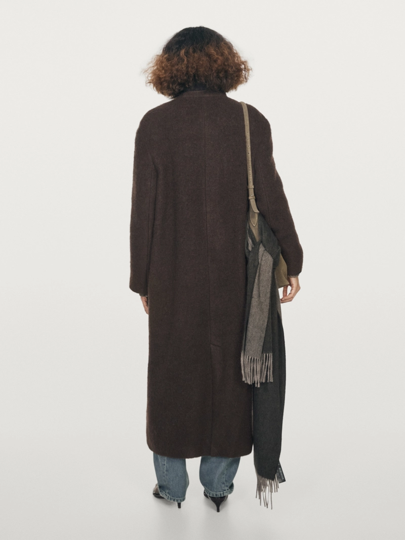 Длинное пальто с двубортным покроем и мягкой отделкой