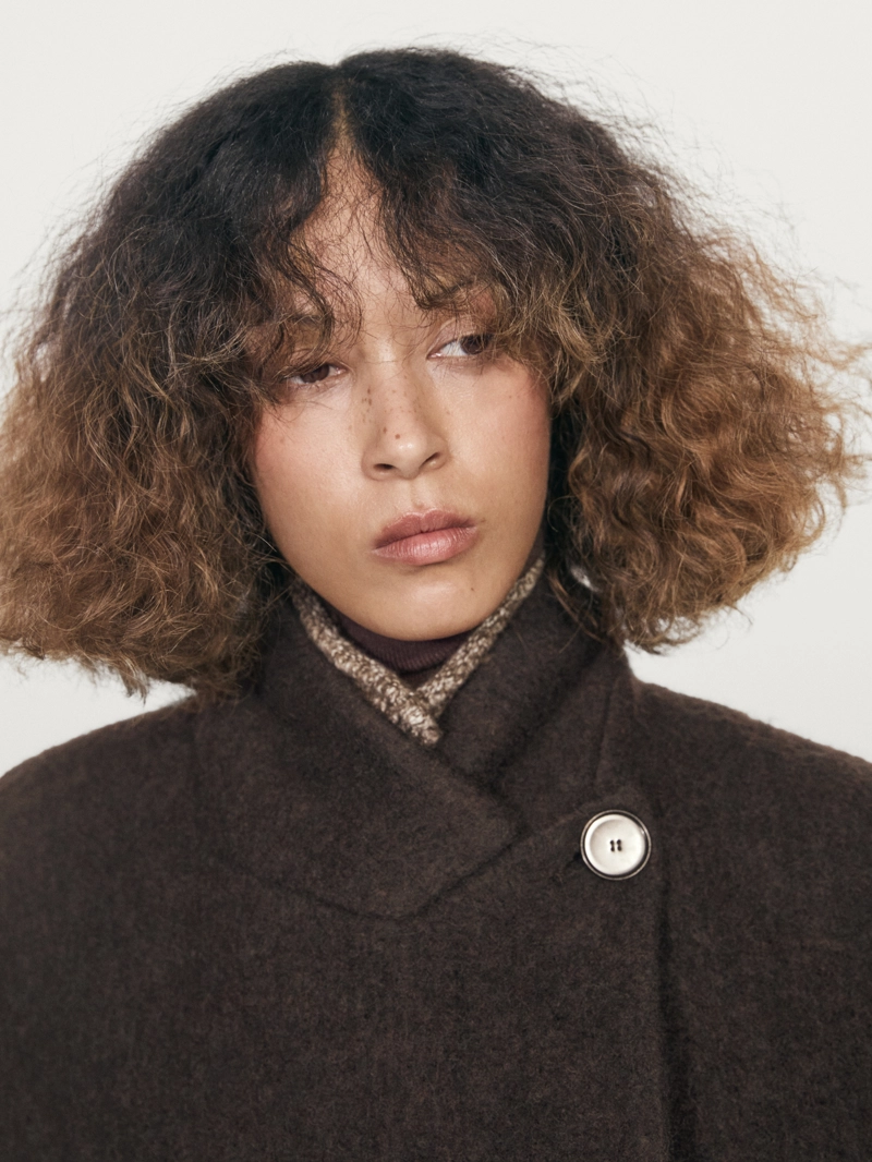 Длинное пальто с двубортным покроем и мягкой отделкой