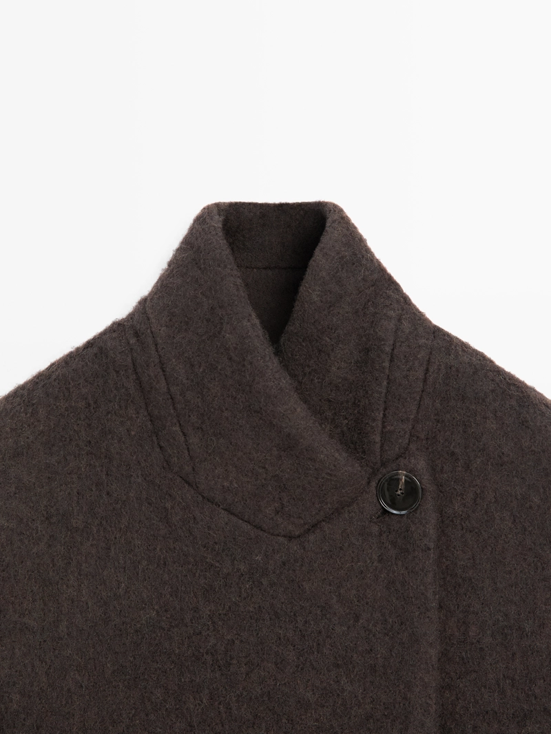 Длинное пальто с двубортным покроем и мягкой отделкой