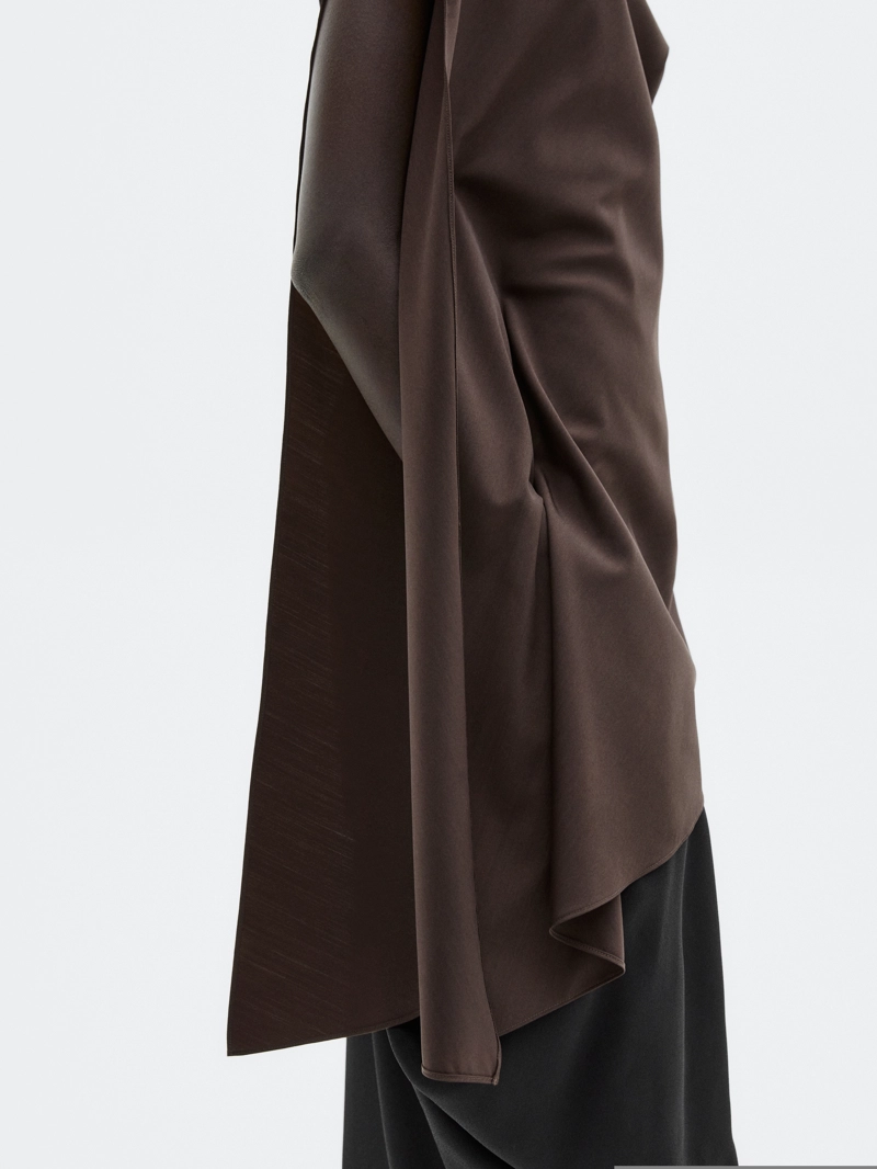 Асимметричный топ с деталями на шее - limited