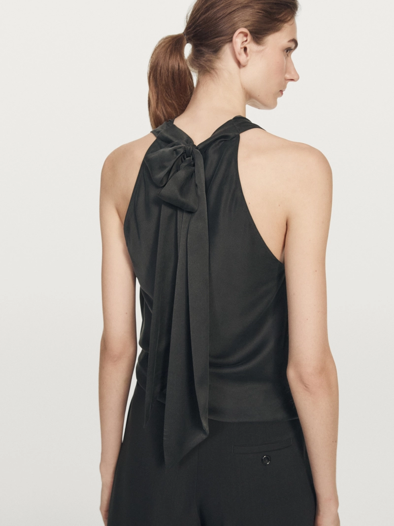 Топ из шелкового микса с драпированным воротником и завязкой