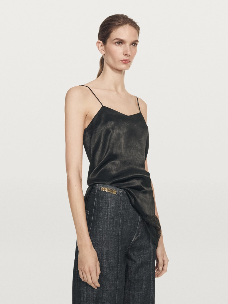 Джинсы с высокой талией и широкими брючинами с цепями