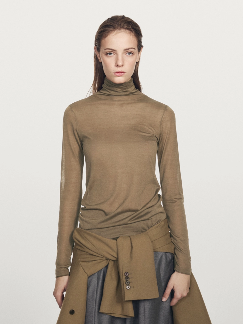 Свитер из 100% шелка с высоким воротником - limited