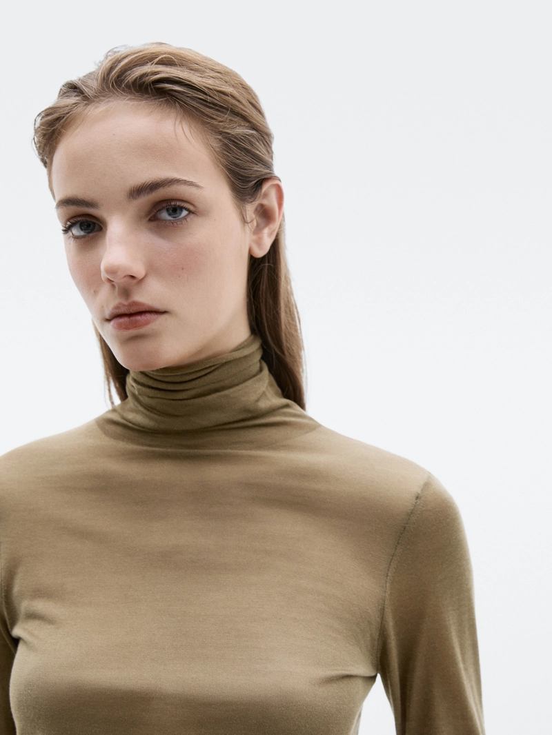 Свитер из 100% шелка с высоким воротником - limited