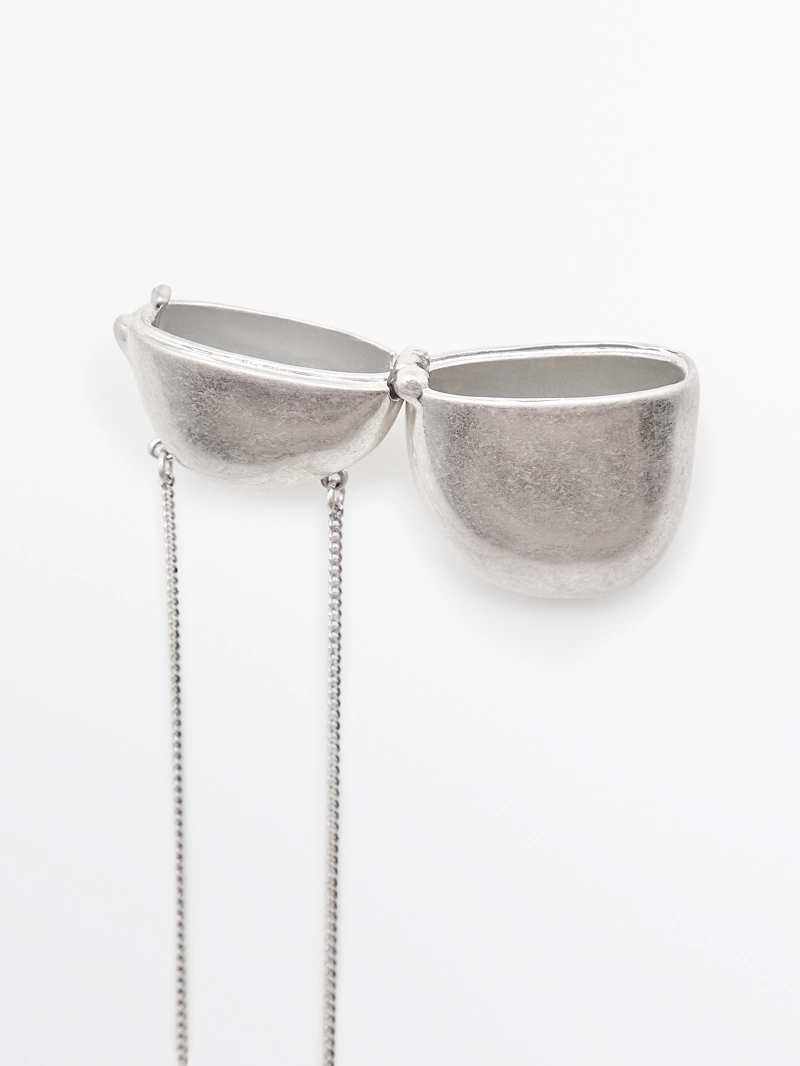 Ожерелье с овальным подвесным ящиком