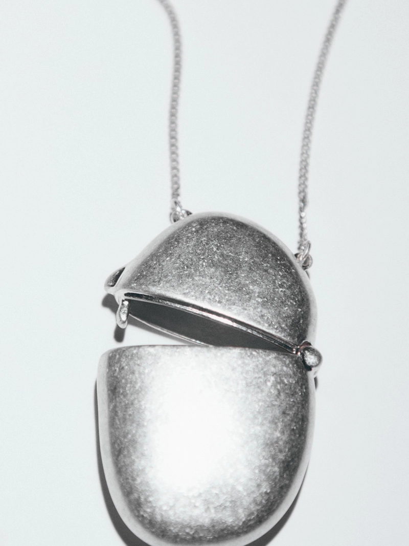 Ожерелье с овальным подвесным ящиком