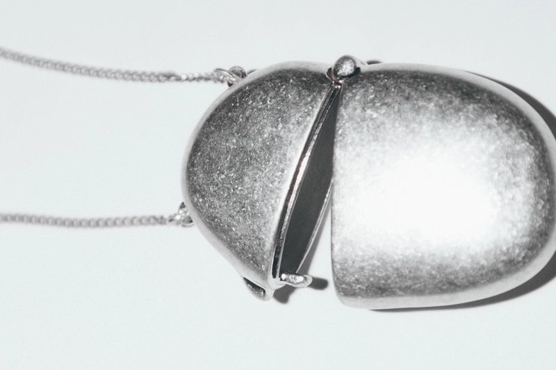 Ожерелье с овальным подвесным ящиком