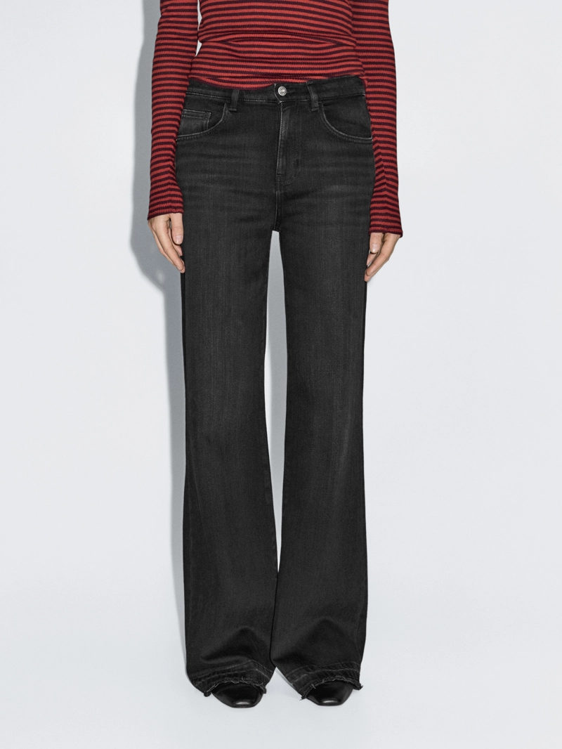 Джинсы с расклешенными брючинами средней посадки