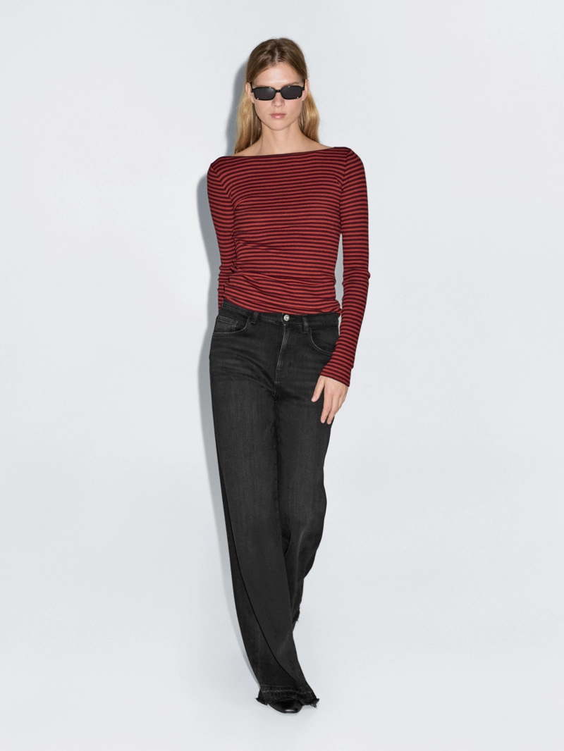 Джинсы с расклешенными брючинами средней посадки