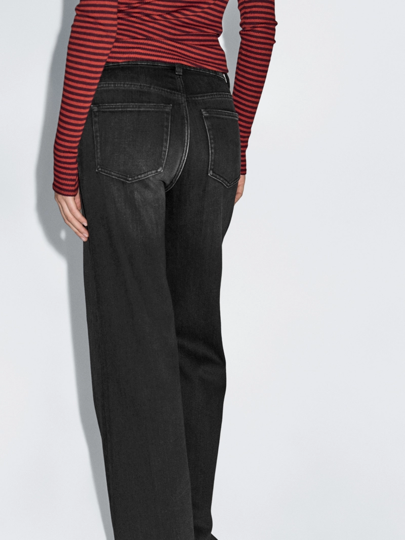 Джинсы с расклешенными брючинами средней посадки