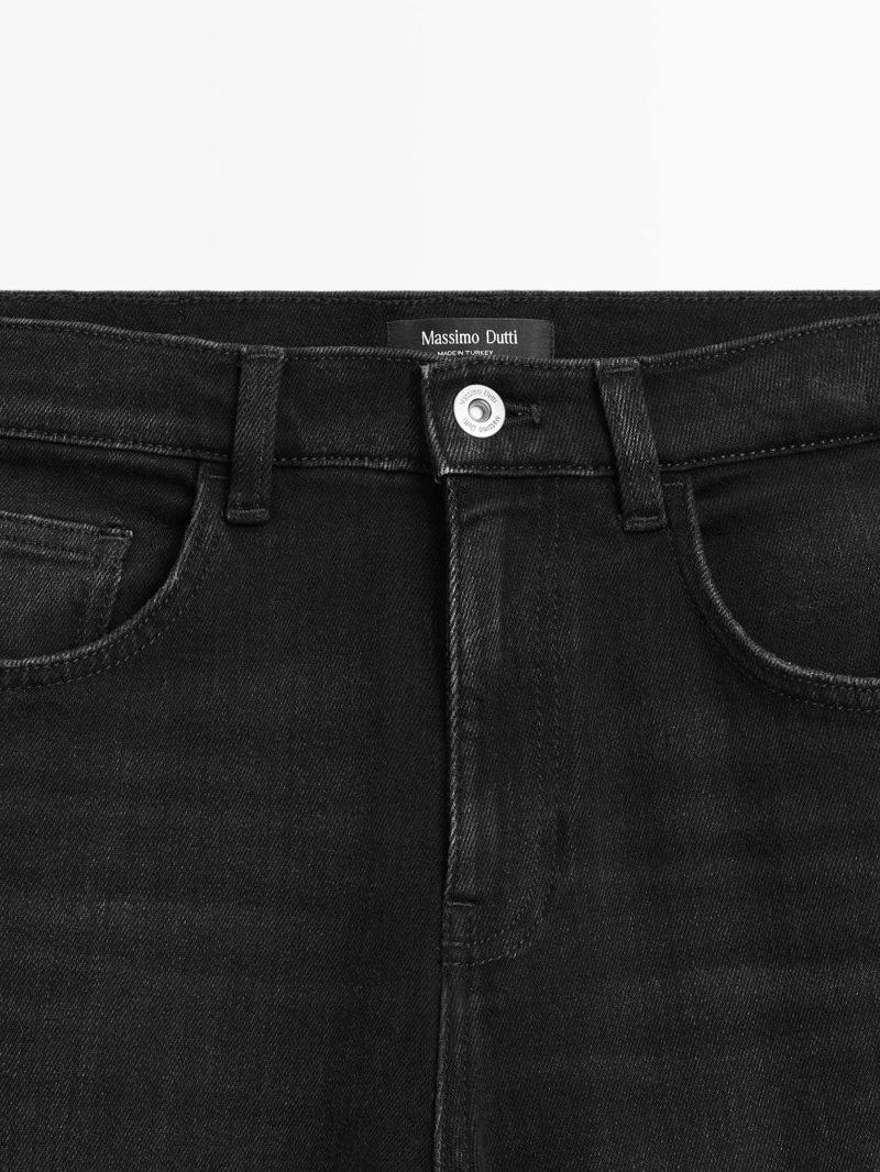 Джинсы с расклешенными брючинами средней посадки