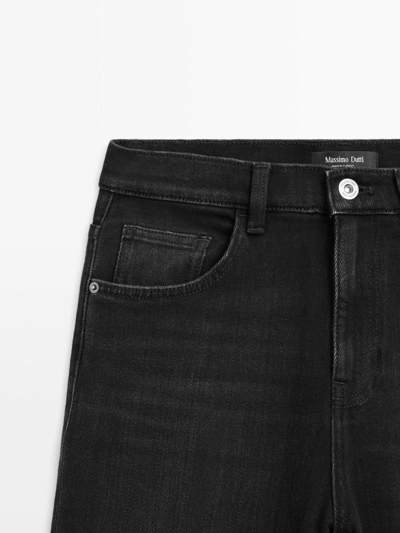 Джинсы с расклешенными брючинами средней посадки