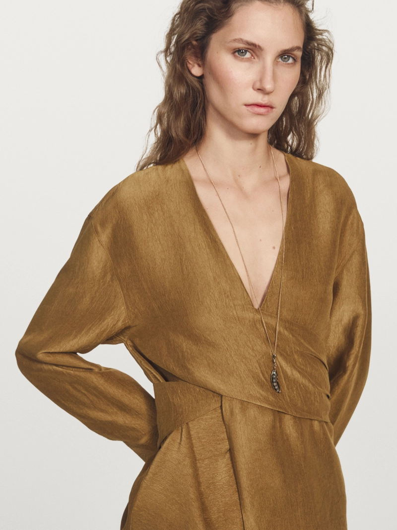 Рубашка с поясом и широкими рукавами