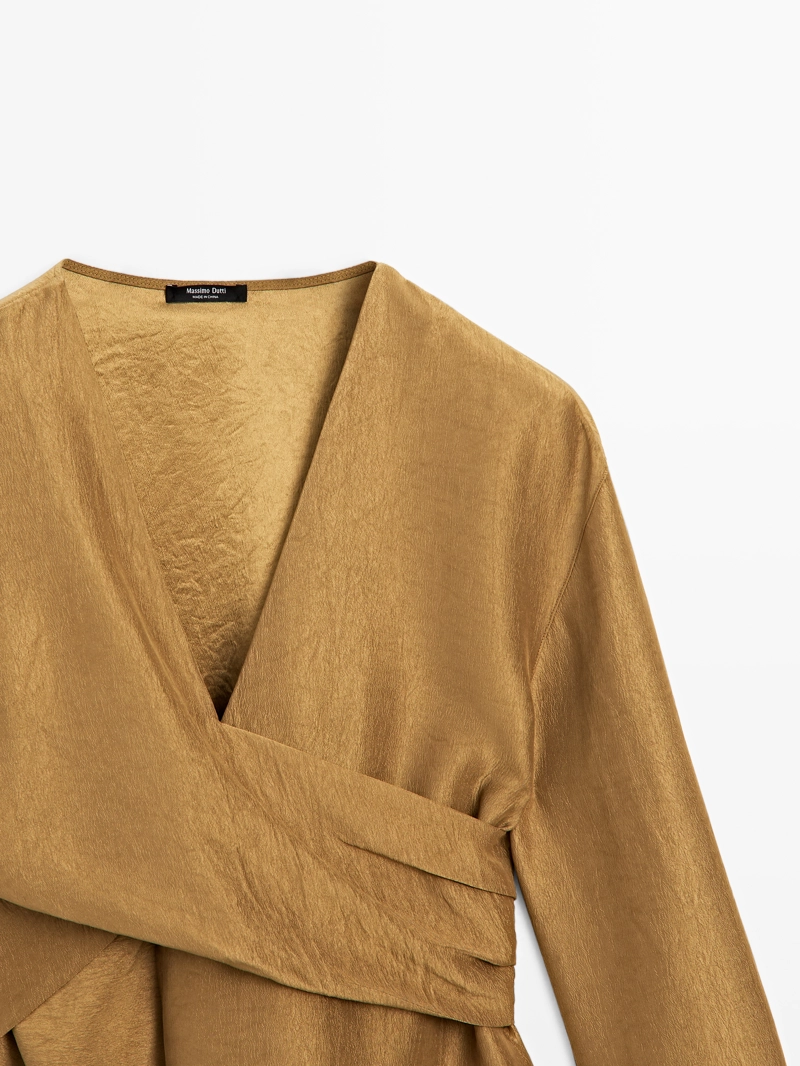 Рубашка с поясом и широкими рукавами