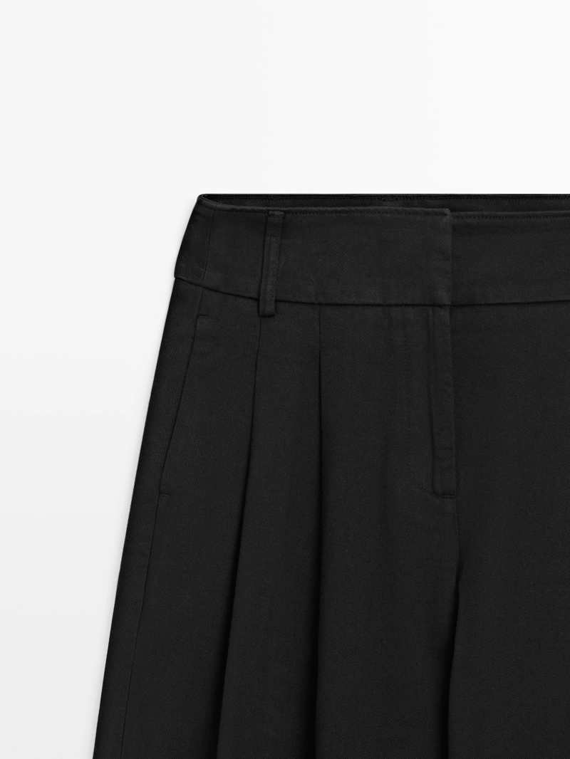 Брюки с вытачками и широкими штанинами