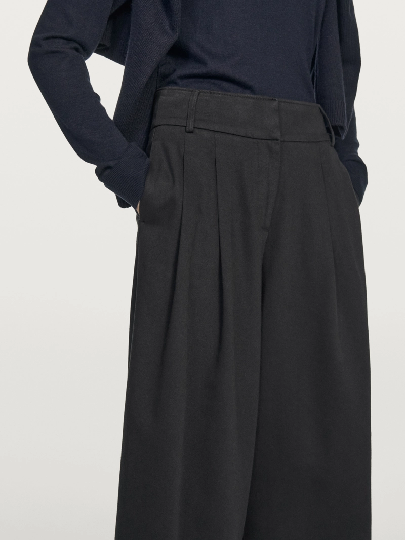 Брюки с вытачками и широкими штанинами