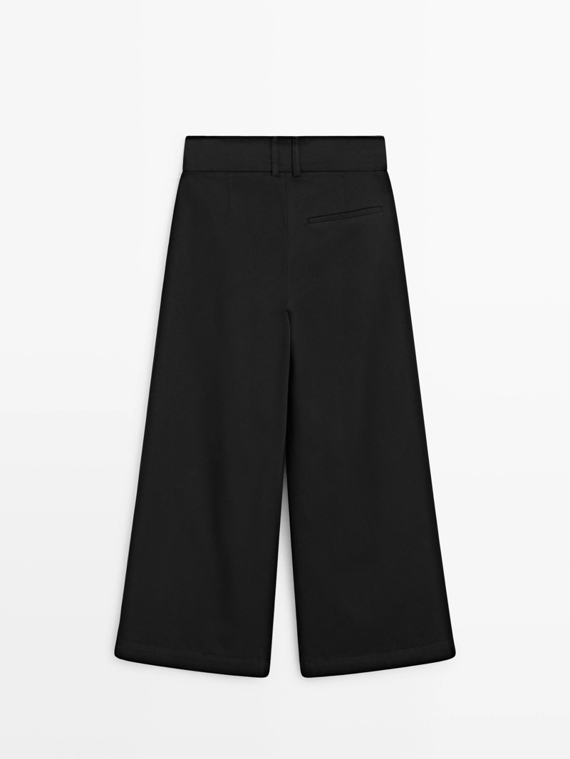 Брюки с вытачками и широкими штанинами