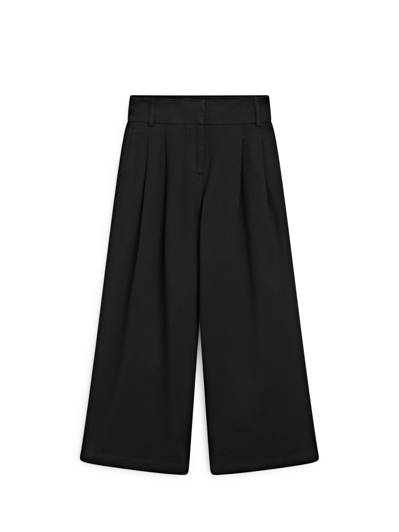 Брюки с вытачками и широкими штанинами