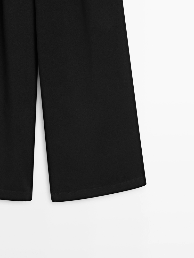 Брюки с вытачками и широкими штанинами