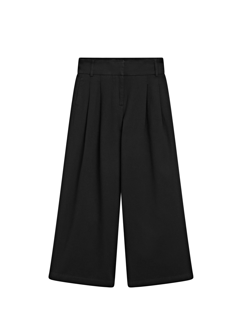 Брюки с вытачками и широкими штанинами