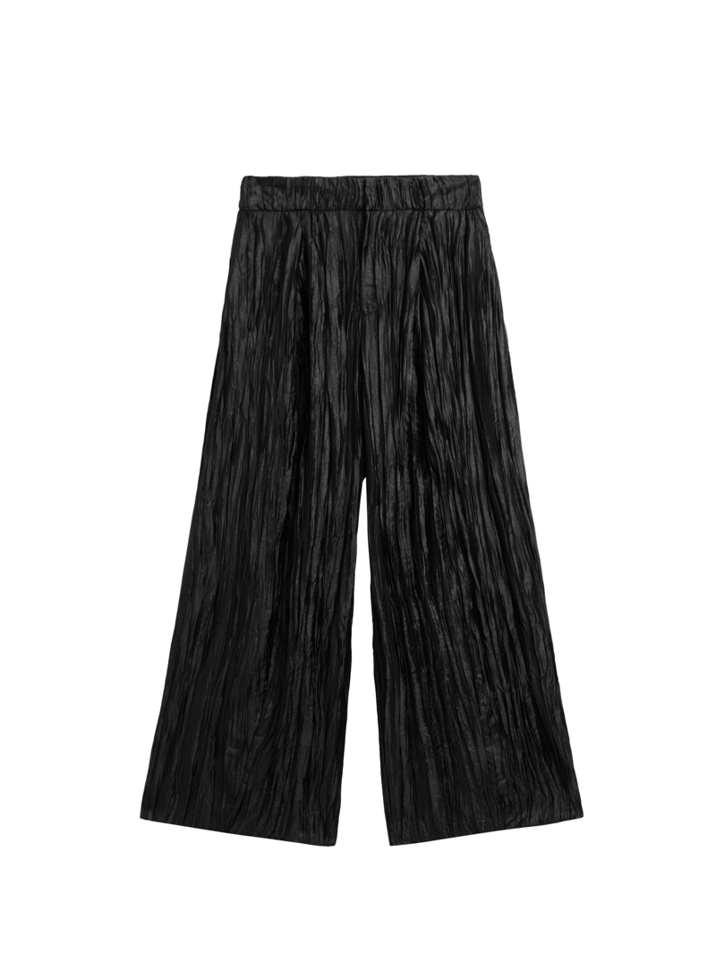 Широкие брюки со складками и морщинами