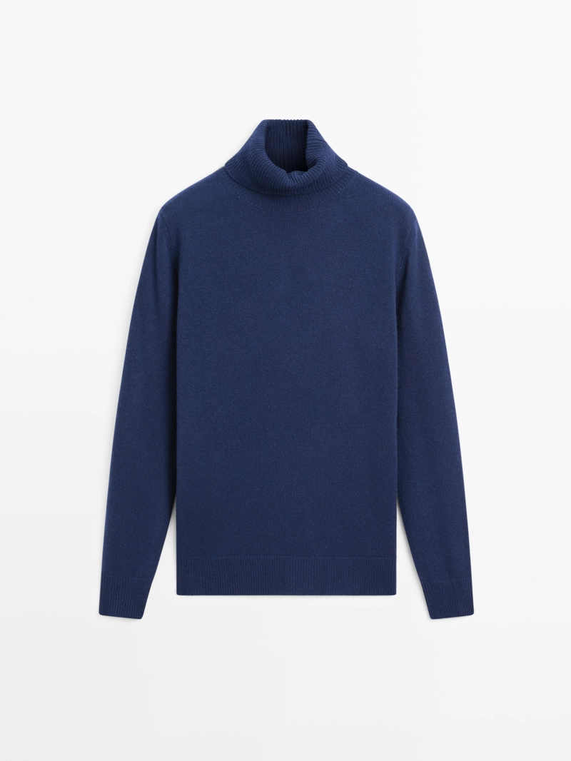 Длинный вязаный свитер с воротником-хомутом