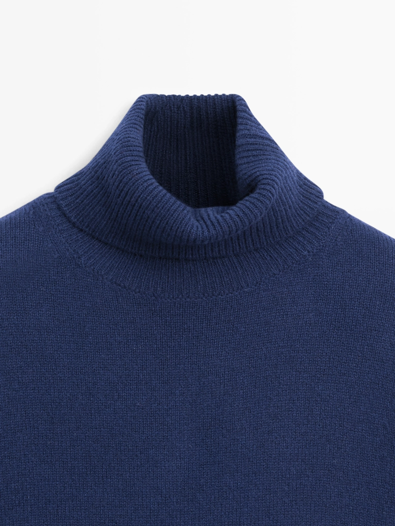 Длинный вязаный свитер с воротником-хомутом