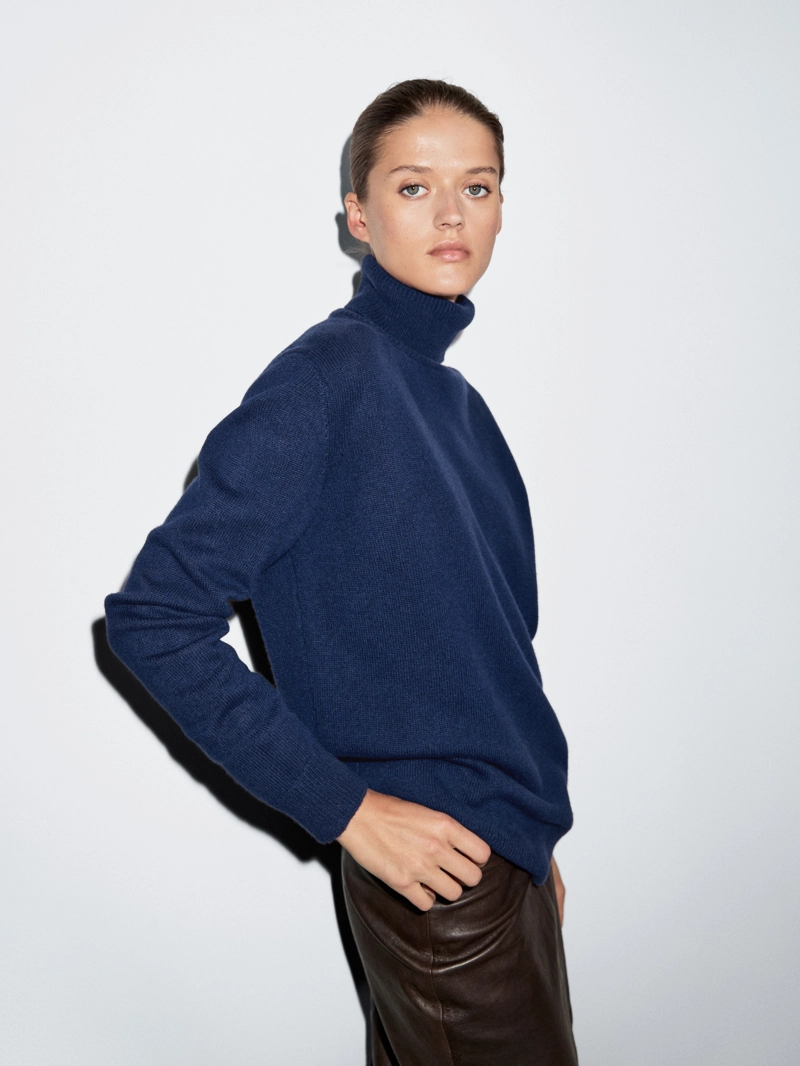 Длинный вязаный свитер с воротником-хомутом