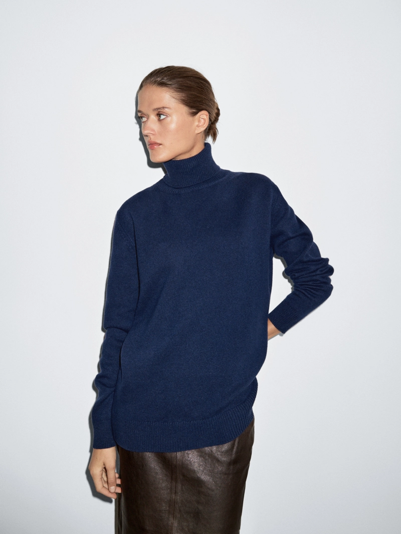 Длинный вязаный свитер с воротником-хомутом