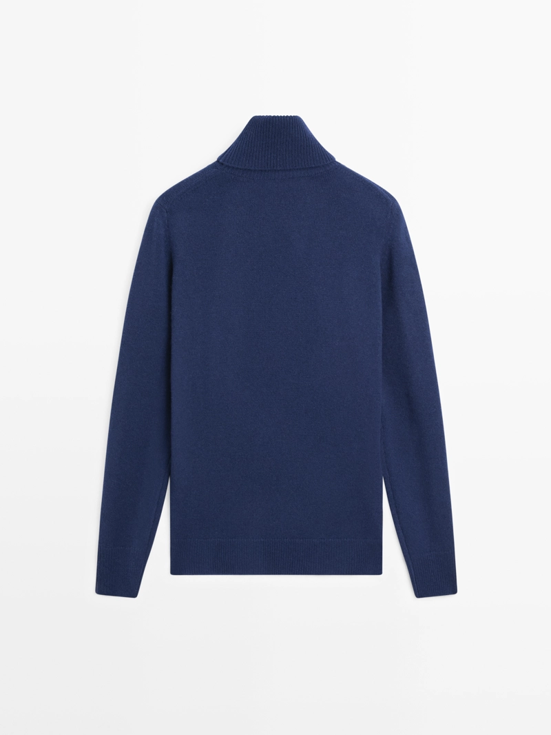 Длинный вязаный свитер с воротником-хомутом