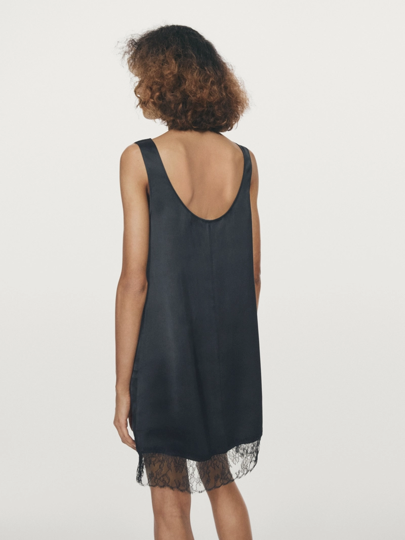 Короткое платье из атласа с летящей тканью