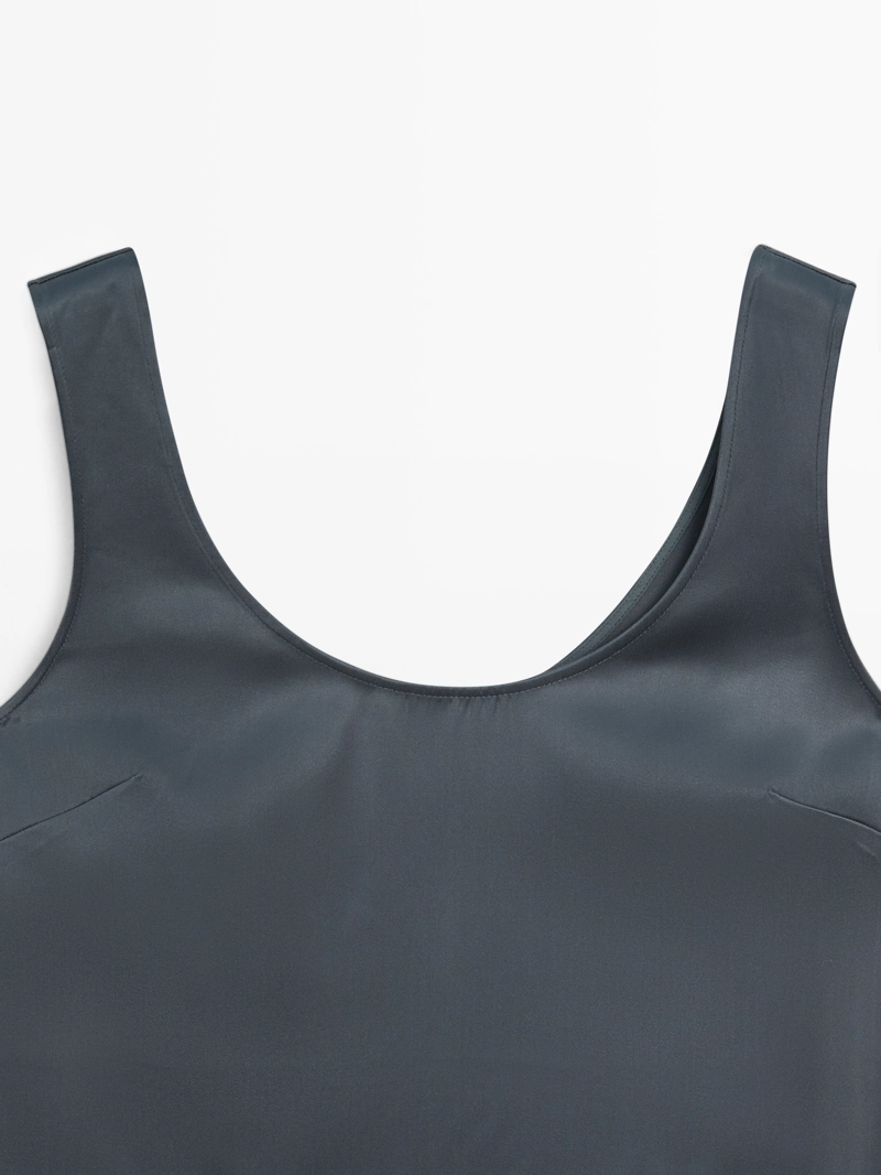 Короткое платье из атласа с летящей тканью