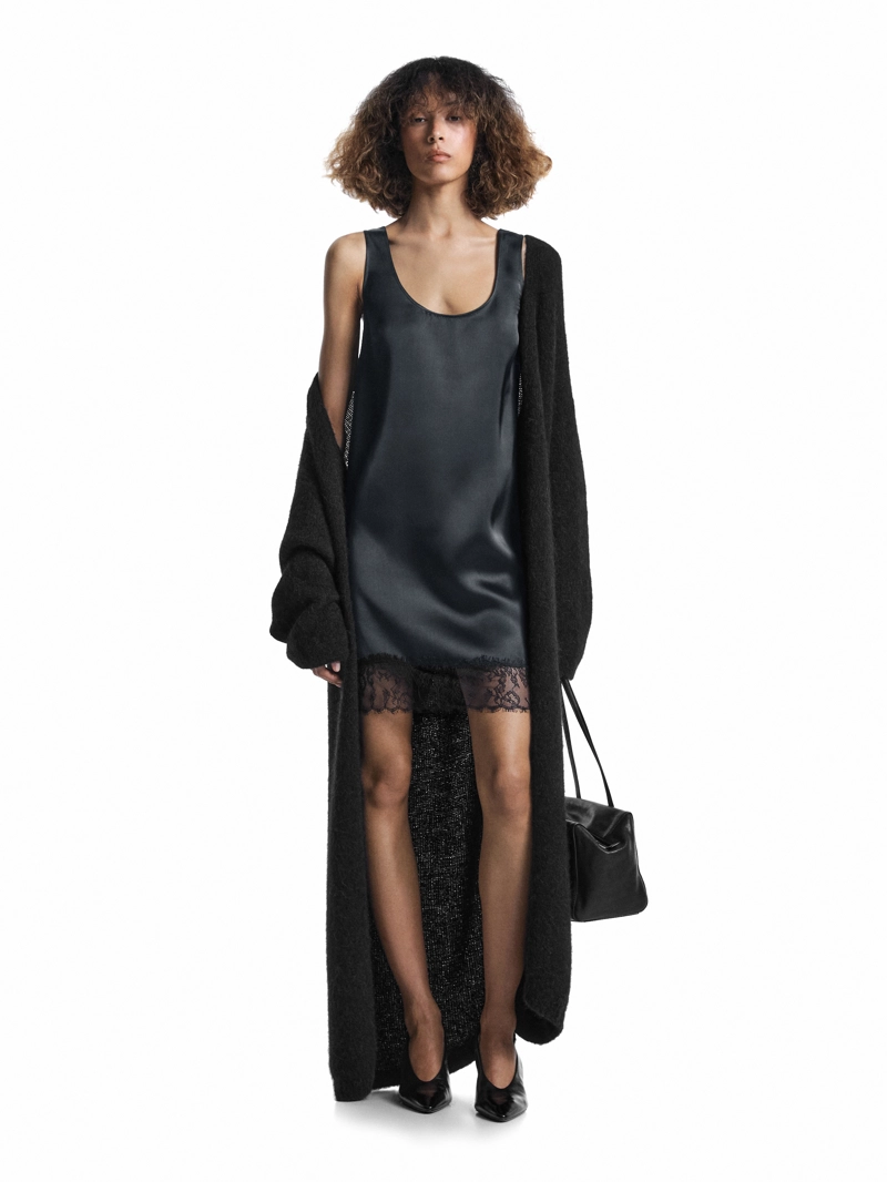 Короткое платье из атласа с летящей тканью