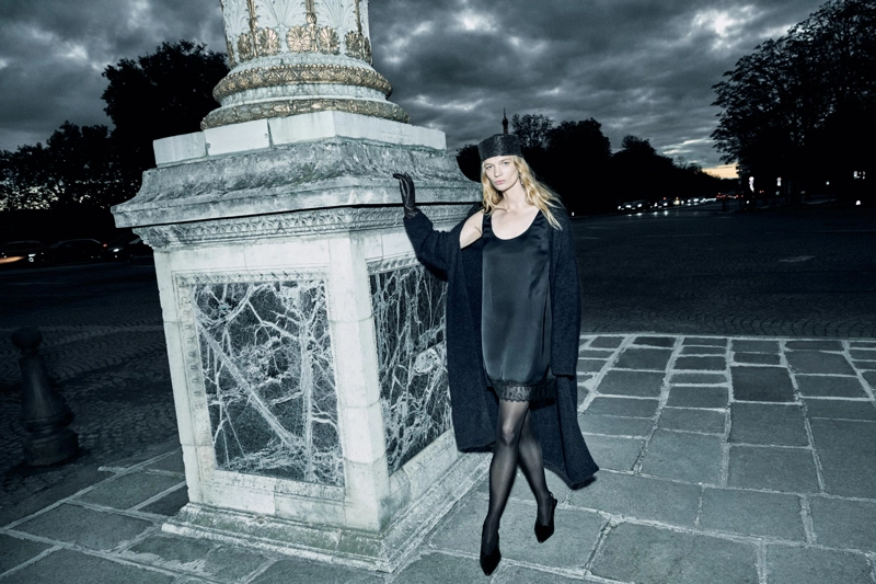 Короткое платье из атласа с летящей тканью