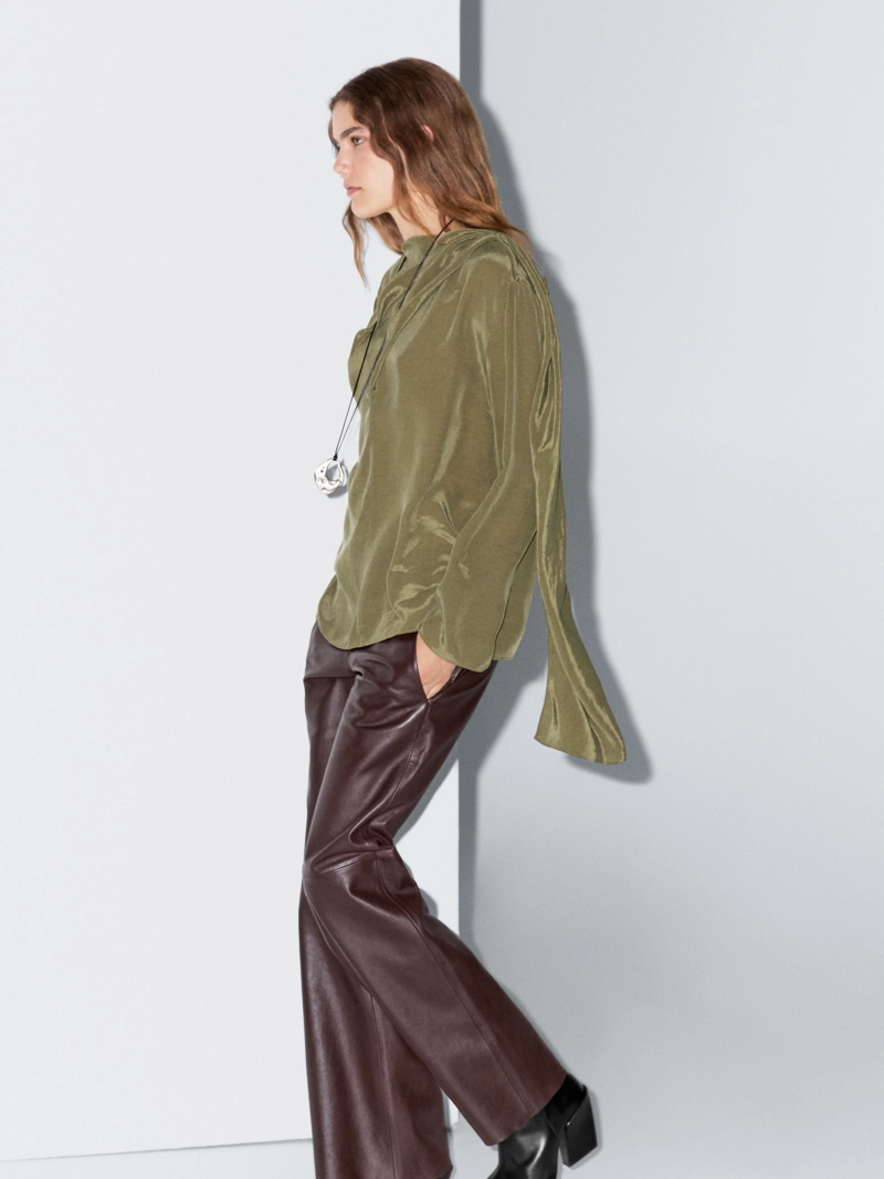 Блузка с объемным воротником из текучей ткани
