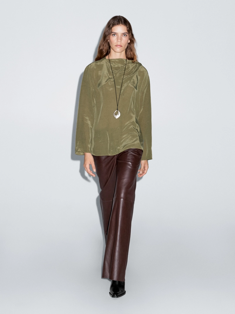 Блузка с объемным воротником из текучей ткани