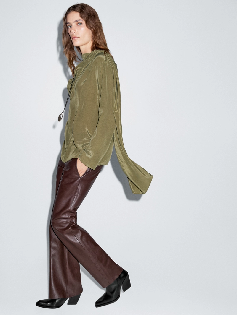 Блузка с объемным воротником из текучей ткани