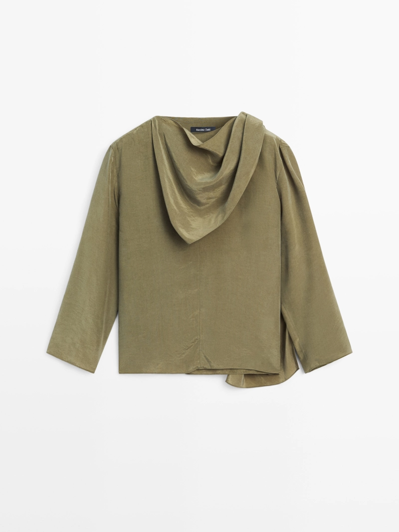 Блузка с объемным воротником из текучей ткани