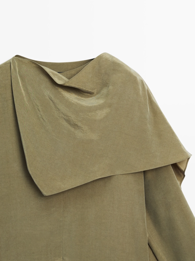 Блузка с объемным воротником из текучей ткани