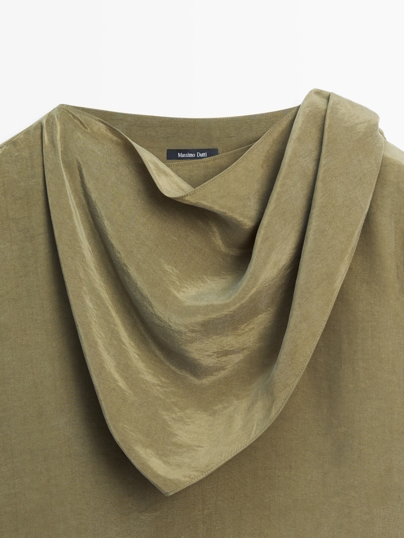 Блузка с объемным воротником из текучей ткани