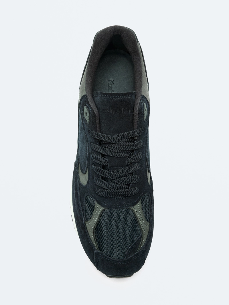 Кроссовки с контрастными деталями