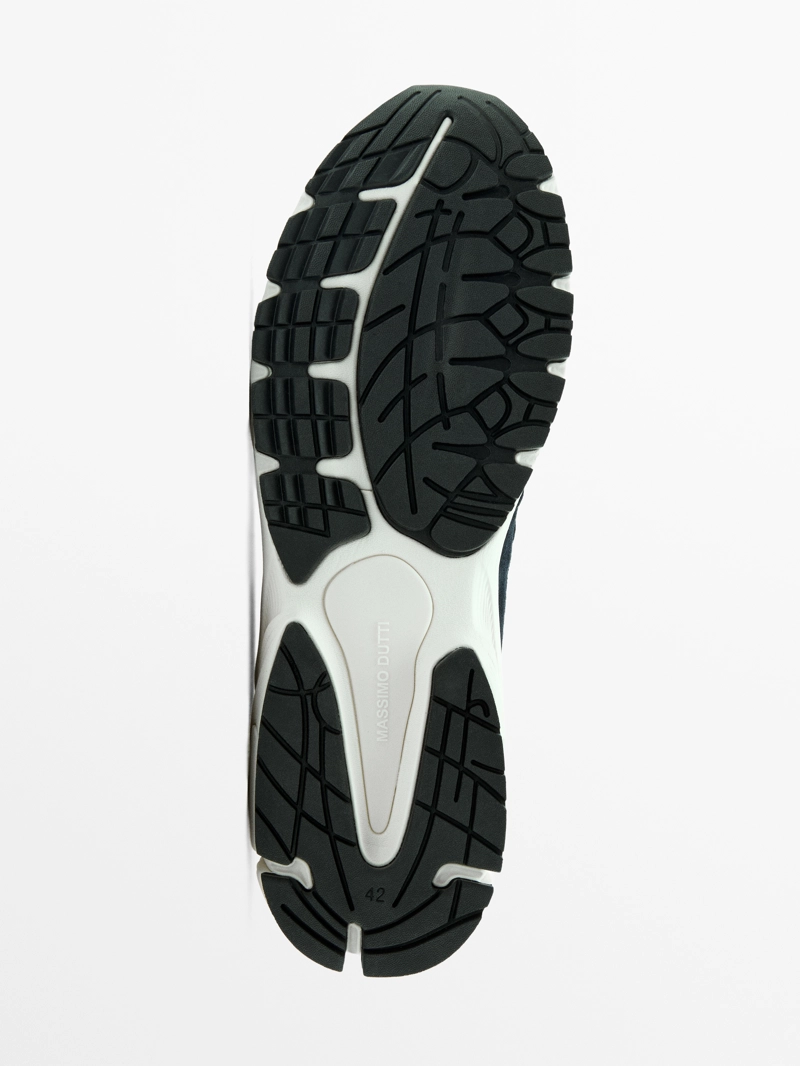 Кроссовки с контрастными деталями