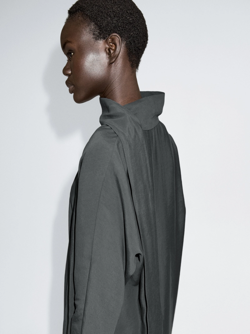 Платье миди с вырезом горловины и деталью на банте