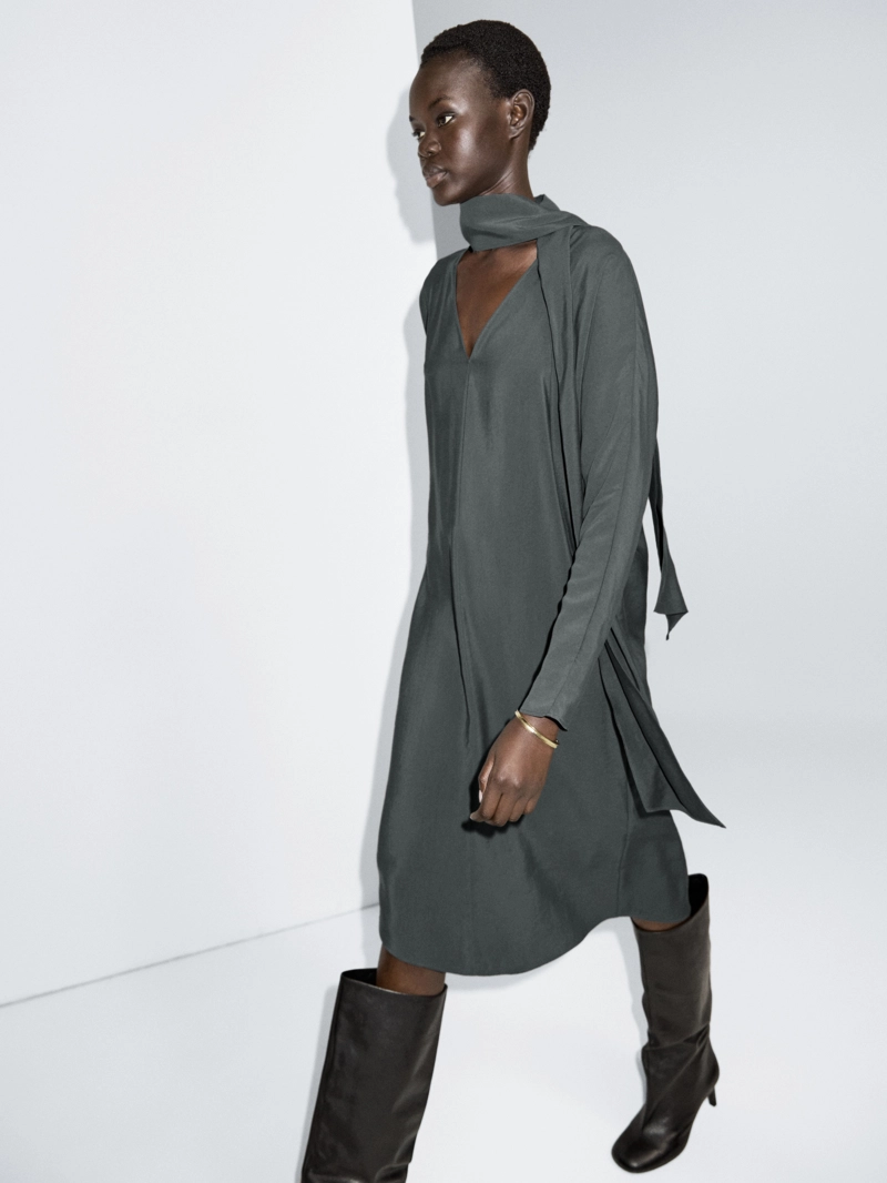 Платье миди с вырезом горловины и деталью на банте