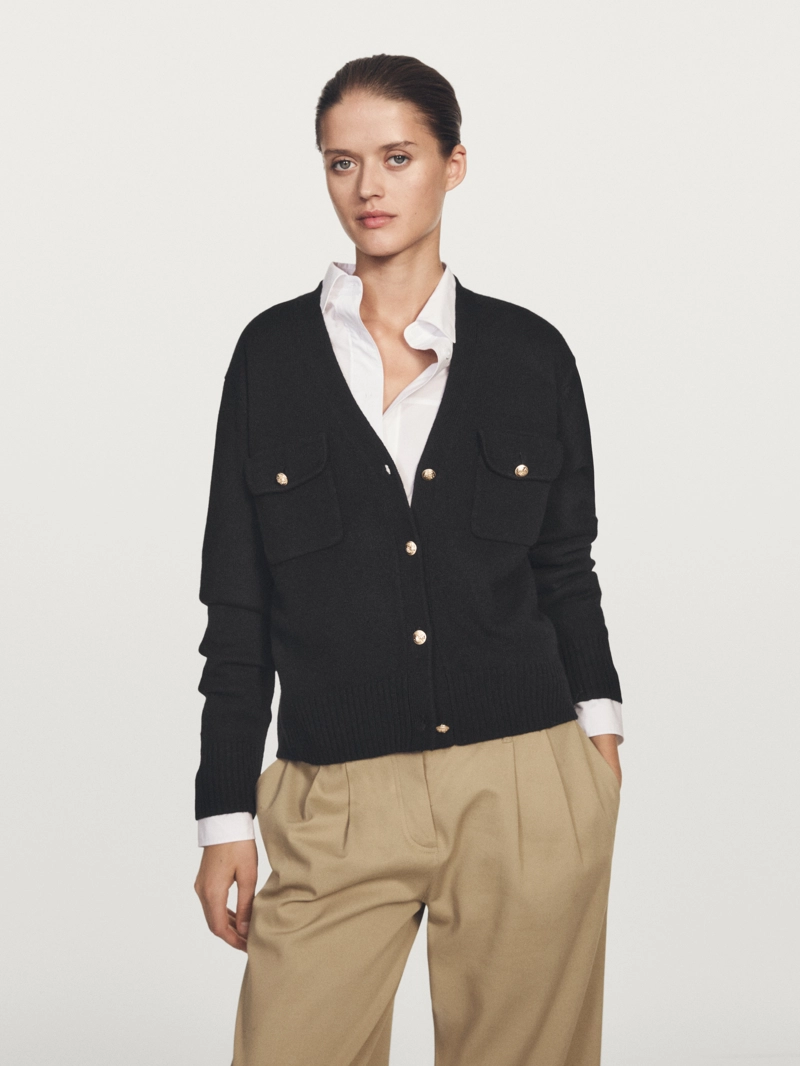 Кардиган с v-образным вырезом и золотыми пуговицами