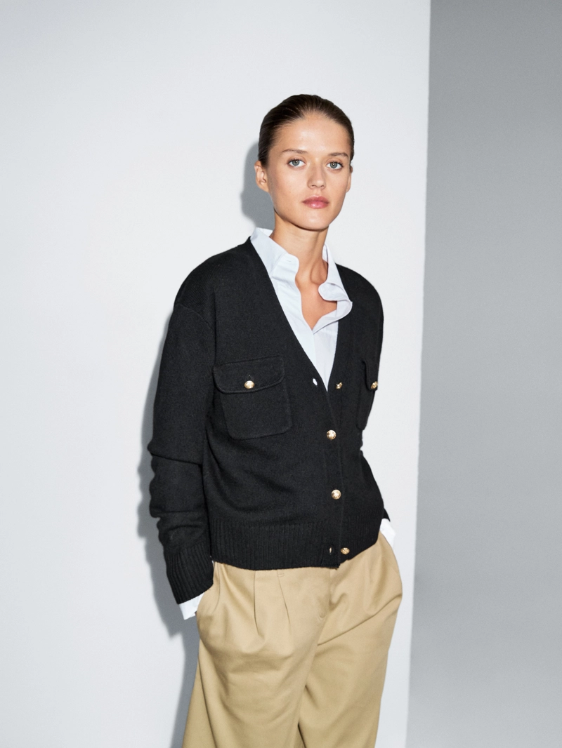 Кардиган с v-образным вырезом и золотыми пуговицами