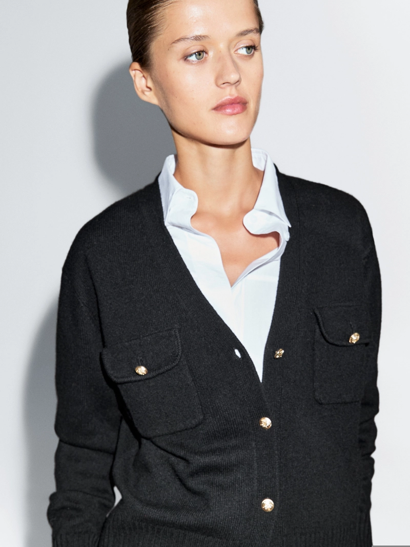 Кардиган с v-образным вырезом и золотыми пуговицами